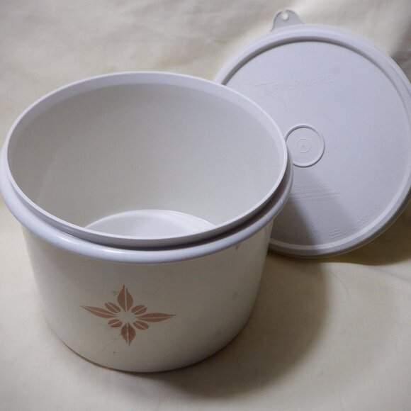 ~ Vintage TUPPERWARE Almond Round Container / Lid Canister ~ Starbust Design - Picture 1 of 1
